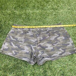 Arizona Jean Shorts stretch womens Camo cargo sz 19 pockets front/back like new